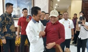 Pejabat menyerahkan bantuan kemanusiaan untuk korban banjir dan longsor di Aceh