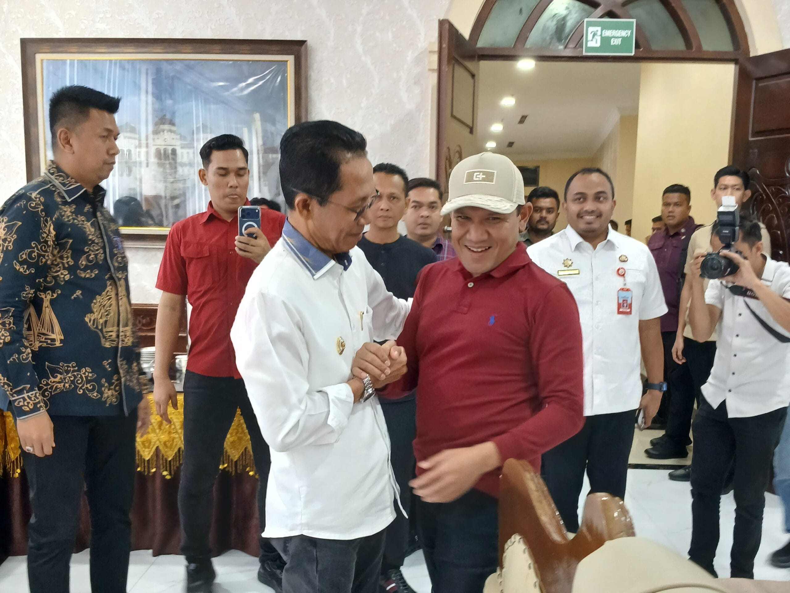Pejabat menyerahkan bantuan kemanusiaan untuk korban banjir dan longsor di Aceh