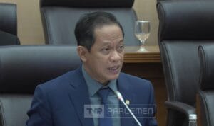 Menteri Lingkungan Hidup Hanif Faisol Nurofiq saat rapat membahas pencabutan persetujuan lingkungan 28 perusahaan