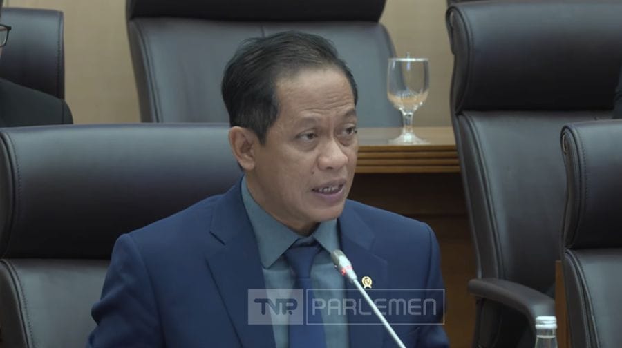 Menteri Lingkungan Hidup Hanif Faisol Nurofiq saat rapat membahas pencabutan persetujuan lingkungan 28 perusahaan