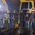 Alat berat dan dump truck bantuan PT Wajib Usaha Mix digunakan untuk membersihkan fasilitas umum pascabanjir di Pidie Jaya, Aceh.