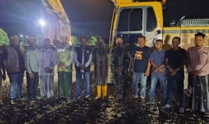 Alat berat dan dump truck bantuan PT Wajib Usaha Mix digunakan untuk membersihkan fasilitas umum pascabanjir di Pidie Jaya, Aceh. Alat berat dan dump truck bantuan PT Wajib Usaha Mix digunakan untuk membersihkan fasilitas umum pascabanjir di Pidie Jaya, Aceh.