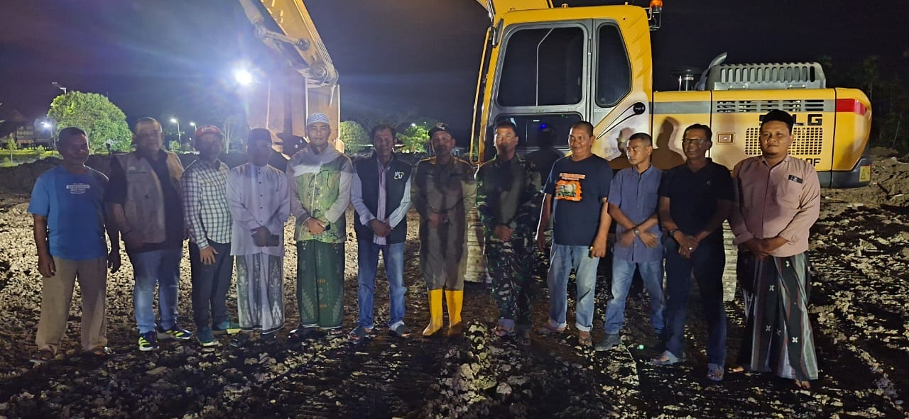 Alat berat dan dump truck bantuan PT Wajib Usaha Mix digunakan untuk membersihkan fasilitas umum pascabanjir di Pidie Jaya, Aceh.