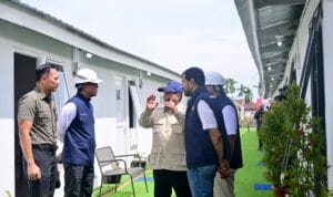 Presiden Prabowo Subianto meninjau hunian sementara korban bencana hidrometeorologi di Aceh Tamiang bersama Gubernur dan Wakil Gubernur Aceh. Presiden Prabowo Subianto meninjau hunian sementara korban bencana hidrometeorologi di Aceh Tamiang bersama Gubernur dan Wakil Gubernur Aceh.