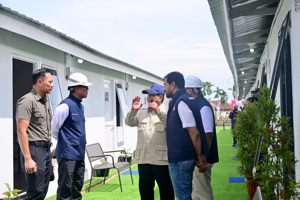 Presiden Prabowo Subianto meninjau hunian sementara korban bencana hidrometeorologi di Aceh Tamiang bersama Gubernur dan Wakil Gubernur Aceh.