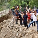 Sekda Aceh terjebak longsor di Putri Betung Gayo Lues saat membawa bantuan korban banjir dan longsor