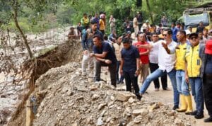 Sekda Aceh terjebak longsor di Putri Betung Gayo Lues saat membawa bantuan korban banjir dan longsor Sekda Aceh terjebak longsor di Putri Betung Gayo Lues saat membawa bantuan korban banjir dan longsor
