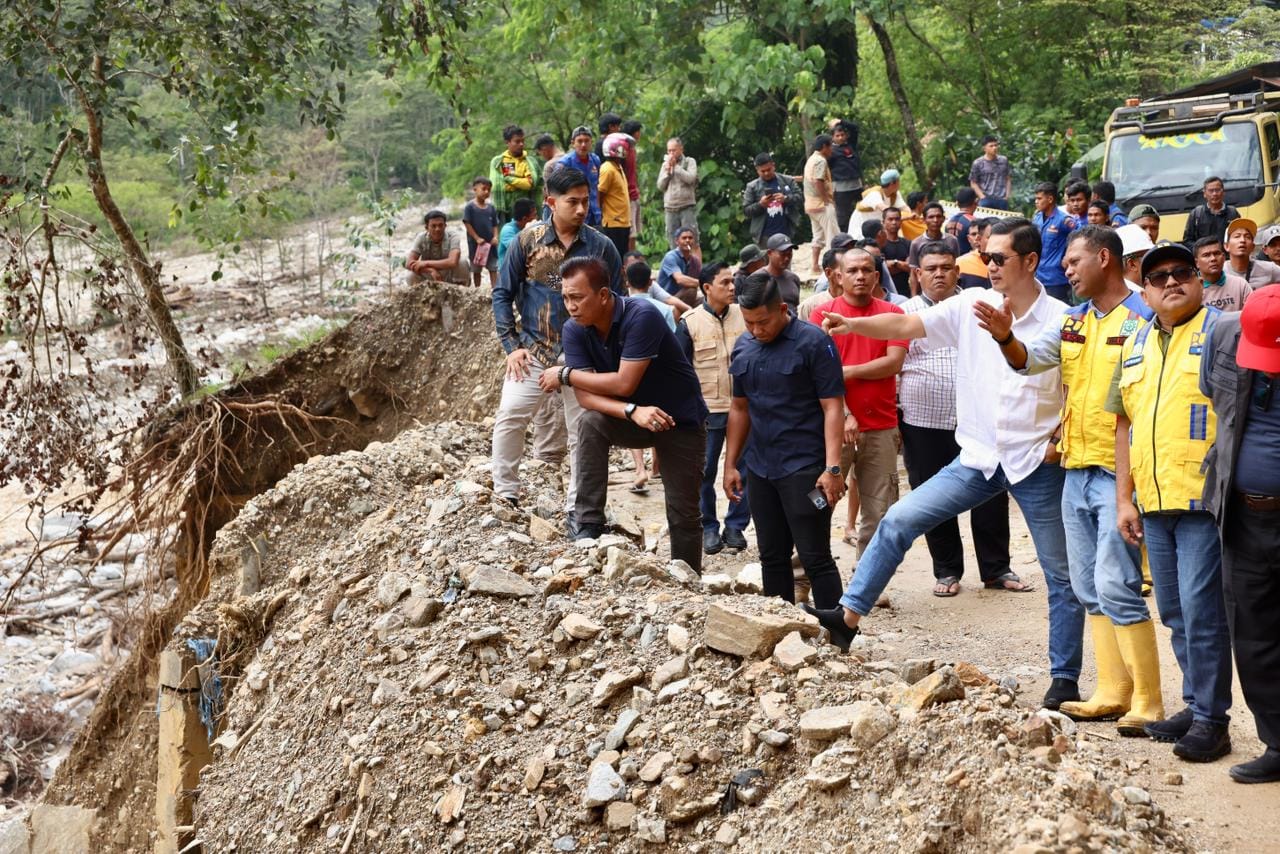 Sekda Aceh terjebak longsor di Putri Betung Gayo Lues saat membawa bantuan korban banjir dan longsor