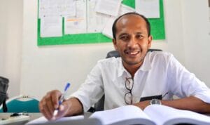 Pejabat Pemerintah Aceh klarifikasi penundaan gaji ASN Aceh Utara dan evaluasi APBK 2026 dalam konferensi pers di Banda Aceh.