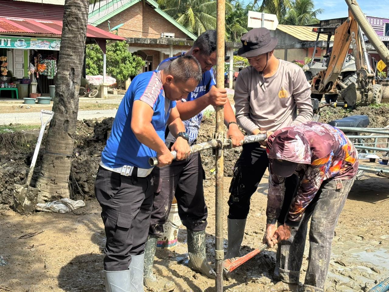 Polda Aceh membangun 221 sumur bor untuk air bersih korban banjir dan longsor di 18 kabupaten/kota di Aceh