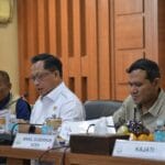 Mendagri Tito Karnavian memimpin rapat penanganan bencana Aceh bersama pemerintah daerah di Banda Aceh