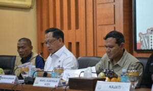 Mendagri Tito Karnavian memimpin rapat penanganan bencana Aceh bersama pemerintah daerah di Banda Aceh