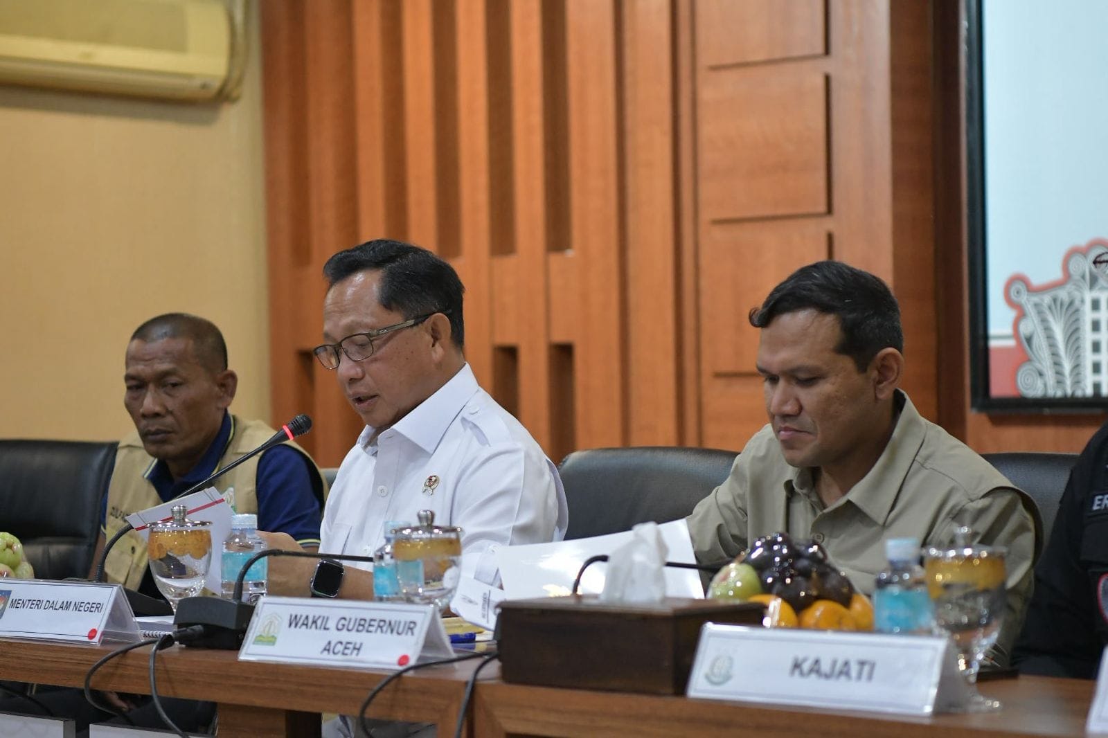 Mendagri Tito Karnavian memimpin rapat penanganan bencana Aceh bersama pemerintah daerah di Banda Aceh Mendagri Tito Karnavian memimpin rapat penanganan bencana Aceh bersama pemerintah daerah di Banda Aceh