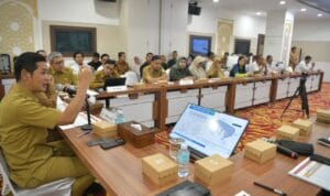 Rapat Pemerintah Aceh bersama dunia usaha memperkuat tanggap darurat bencana Aceh di Kantor Gubernur Aceh