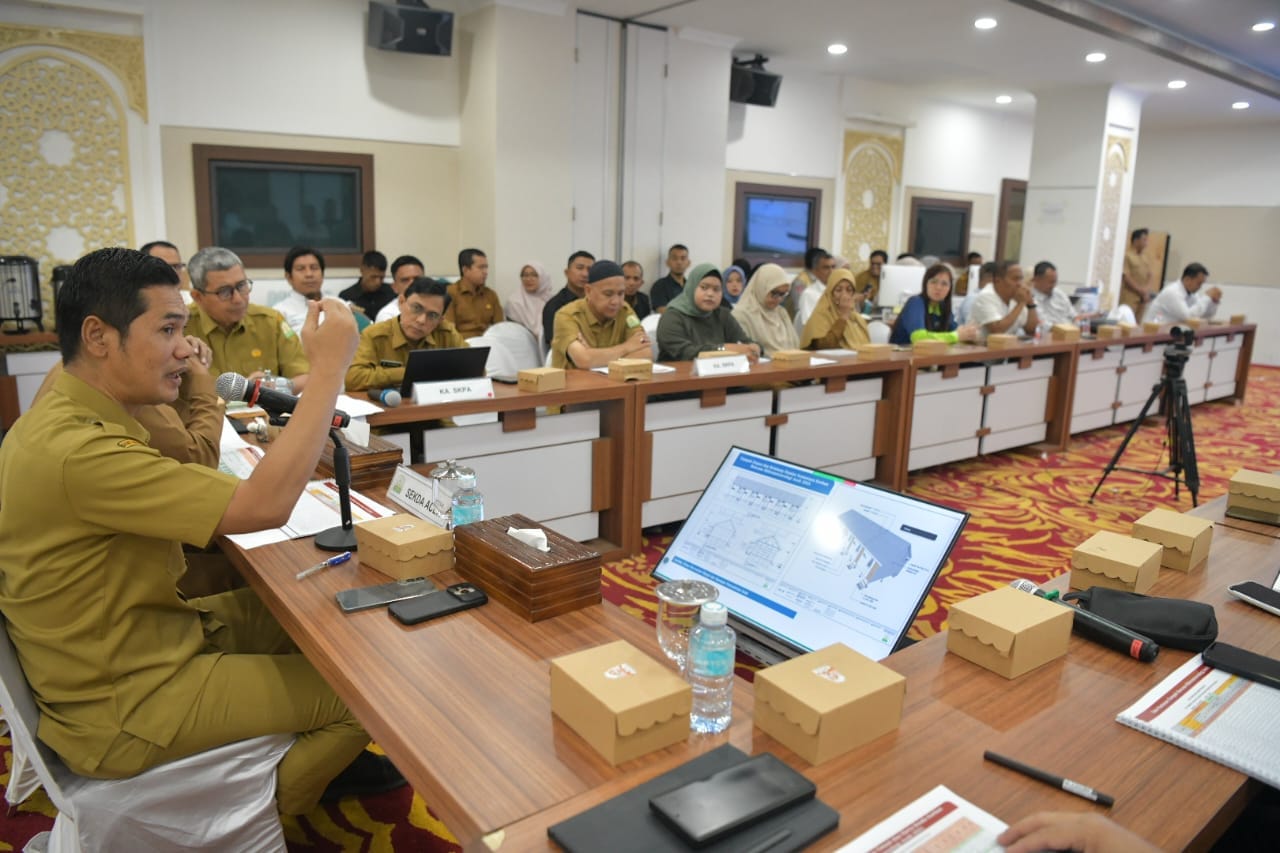 Rapat Pemerintah Aceh bersama dunia usaha memperkuat tanggap darurat bencana Aceh di Kantor Gubernur Aceh