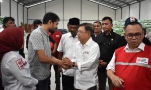 Gubernur Aceh menerima bantuan kemanusiaan PMI Nasional dari Jusuf Kalla di Aceh Utara