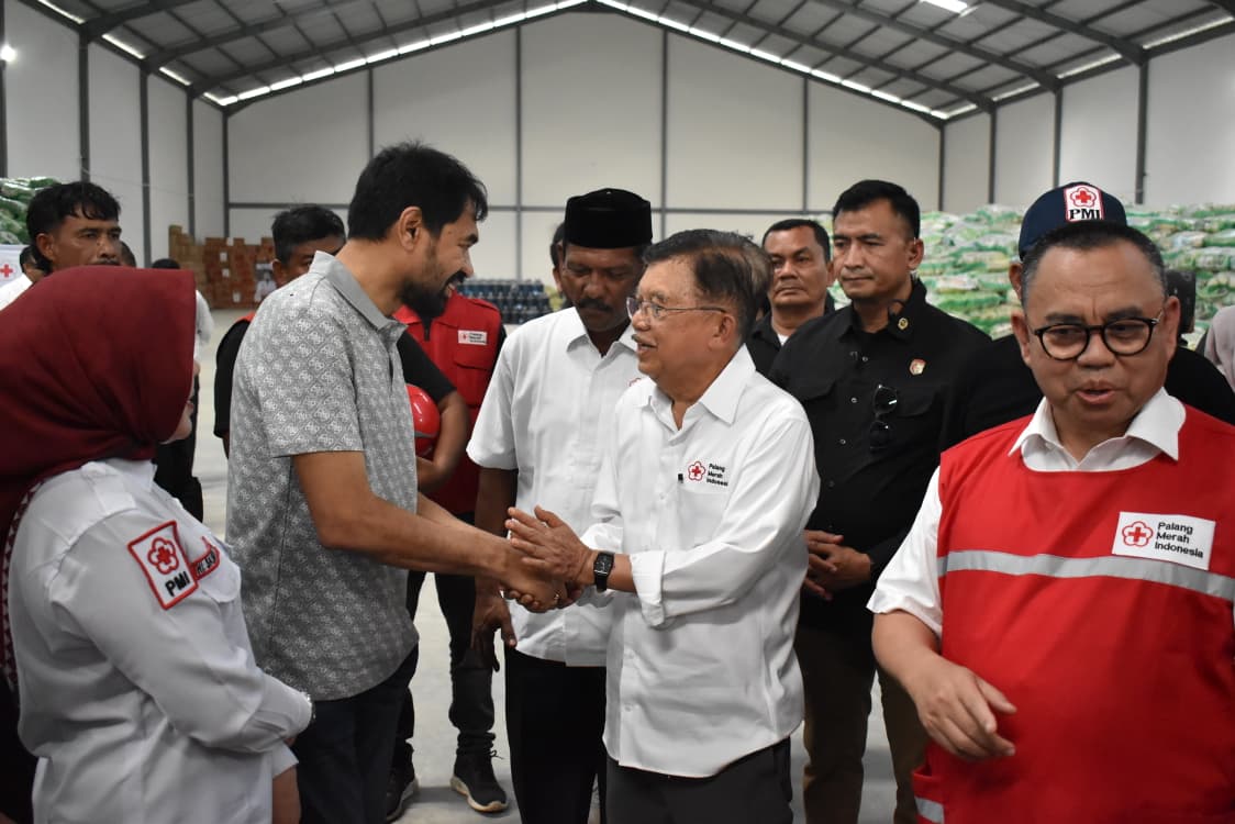 Gubernur Aceh menerima bantuan kemanusiaan PMI Nasional dari Jusuf Kalla di Aceh Utara