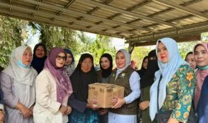 Penyaluran bantuan banjir Aceh Tamiang oleh DWP Aceh kepada warga Desa Purwodadi