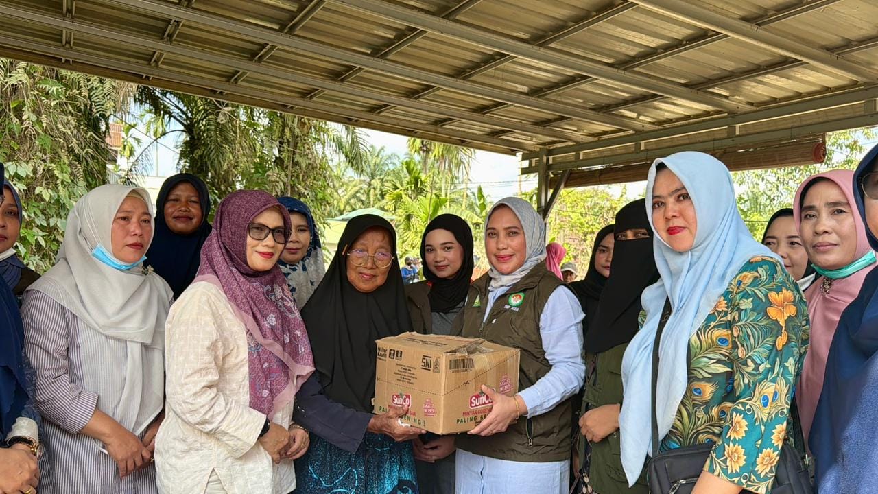 Penyaluran bantuan banjir Aceh Tamiang oleh DWP Aceh kepada warga Desa Purwodadi