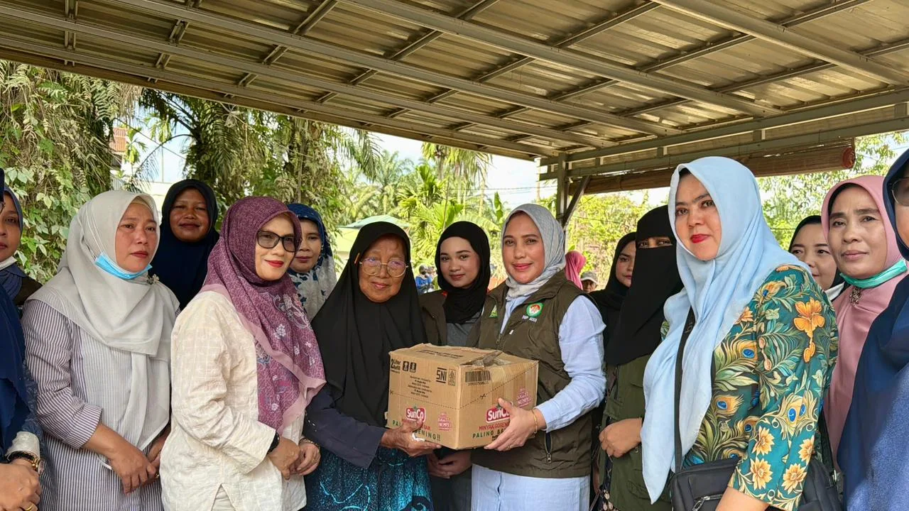 Penyaluran bantuan banjir Aceh Tamiang oleh DWP Aceh kepada warga Desa Purwodadi Penyaluran bantuan banjir Aceh Tamiang oleh DWP Aceh kepada warga Desa Purwodadi