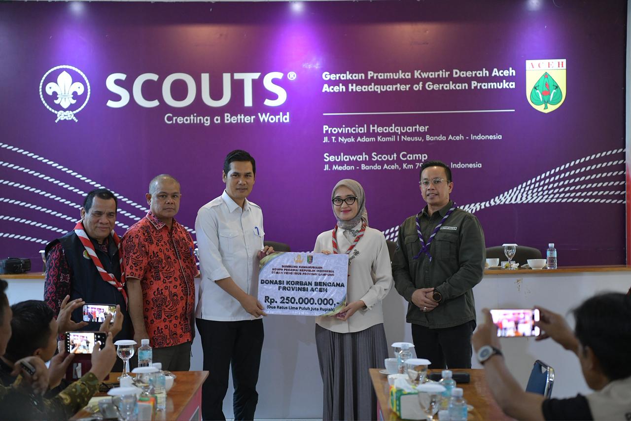 Penyerahan bantuan kemanusiaan Lampung untuk Aceh oleh Wakil Gubernur Lampung kepada Sekda Aceh