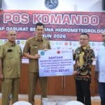 Penyerahan bantuan bencana Aceh Konawe berupa 100 ton beras dari Pemkab Konawe kepada Pemerintah Aceh di Posko Bencana.
