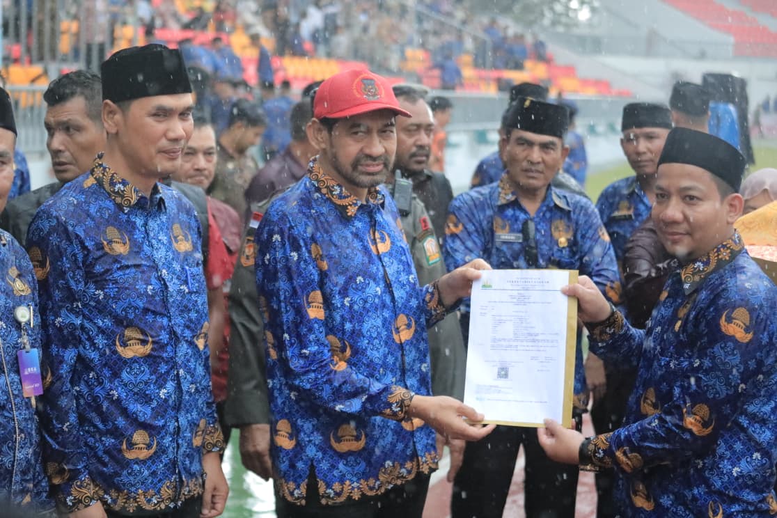 Pelantikan PPPK Paruh Waktu Aceh di Stadion Harapan Bangsa Banda Aceh diguyur hujan deras Pelantikan PPPK Paruh Waktu Aceh di Stadion Harapan Bangsa Banda Aceh diguyur hujan deras