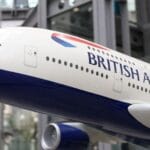 Roda pesawat lepas British Airways Airbus A350-1000 saat lepas landas dari Las Vegas