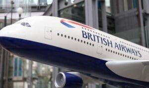 Roda pesawat lepas British Airways Airbus A350-1000 saat lepas landas dari Las Vegas