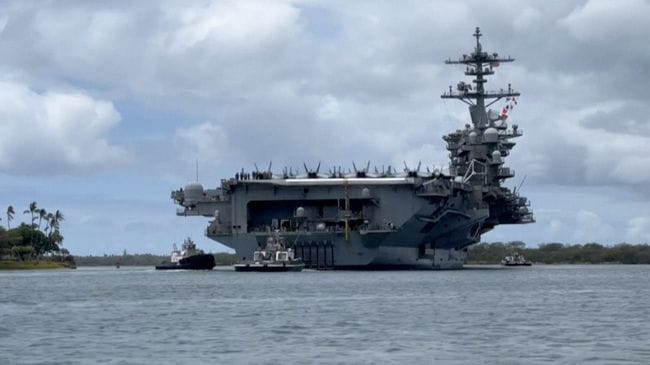 kapal induk USS Abraham Lincoln melakukan patroli di Laut China Selatan membawa jet tempur siluman F-35C milik Angkatan Laut Amerika Serikat.