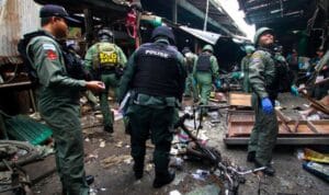 serangan bom granat Filipina Aparat keamanan Filipina mengamankan lokasi serangan bom granat di Cotabato saat pesta tahun baru.