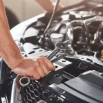 pemeriksaan mesin mobil saat servis kendaraan berkala di bengkel resmi