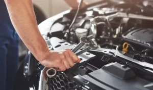 pemeriksaan mesin mobil saat servis kendaraan berkala di bengkel resmi