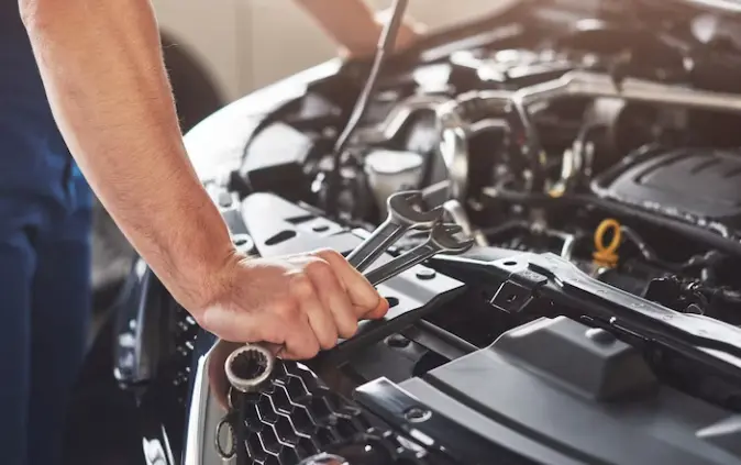 pemeriksaan mesin mobil saat servis kendaraan berkala di bengkel resmi