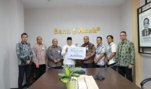 Penyerahan zakat karyawan Bank Aceh Syariah kepada Baitul Mal Aceh di Banda Aceh