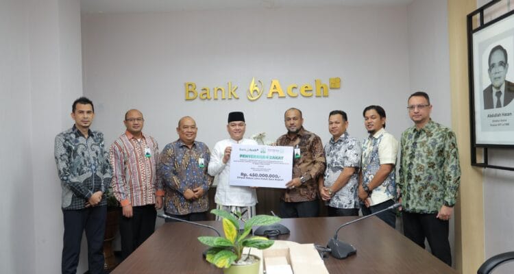 Penyerahan zakat karyawan Bank Aceh Syariah kepada Baitul Mal Aceh di Banda Aceh