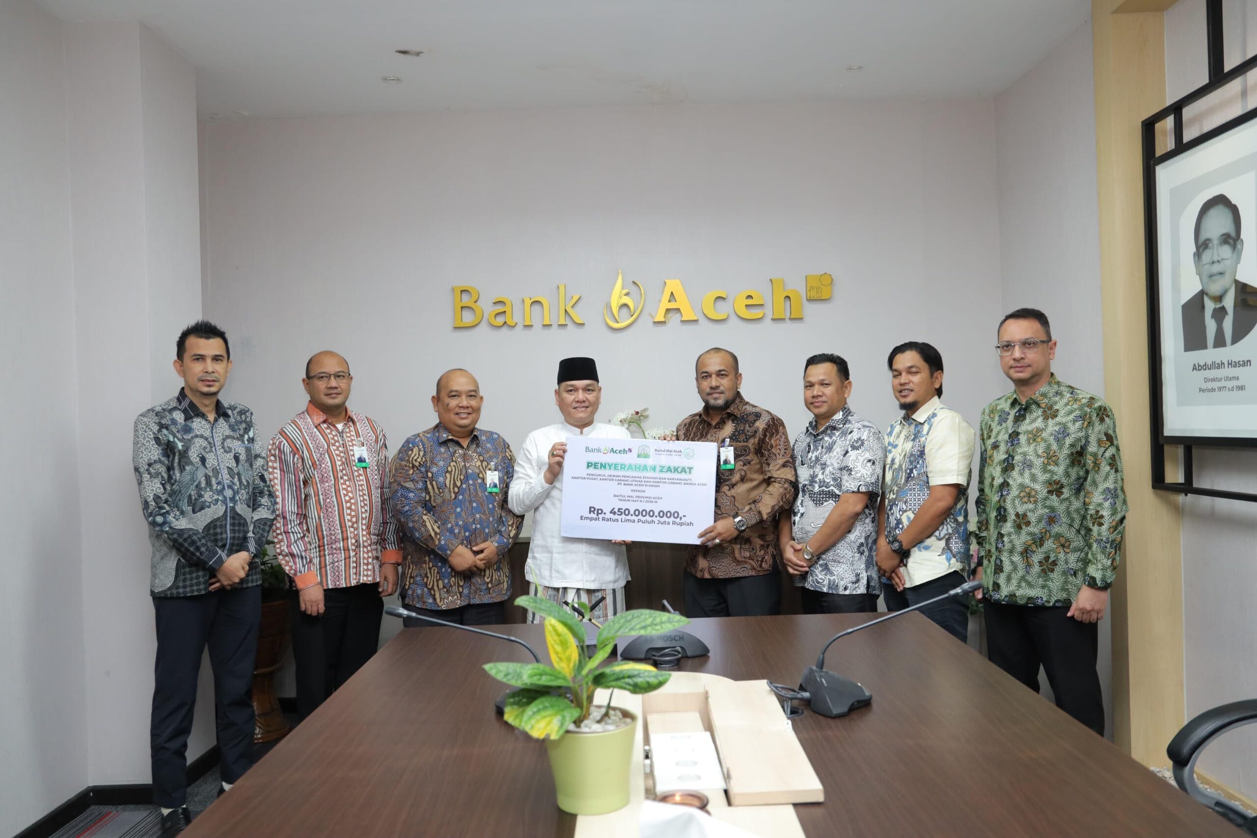 Penyerahan zakat karyawan Bank Aceh Syariah kepada Baitul Mal Aceh di Banda Aceh Penyerahan zakat karyawan Bank Aceh Syariah kepada Baitul Mal Aceh di Banda Aceh