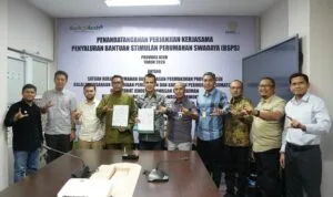 Penandatanganan kerja sama penyaluran BSPS Bank Aceh 2026 di Banda Aceh Penandatanganan kerja sama penyaluran BSPS Bank Aceh Syariah 2026 di Banda Aceh