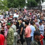 Mualem bagikan THR warga