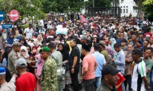 Mualem bagikan THR warga