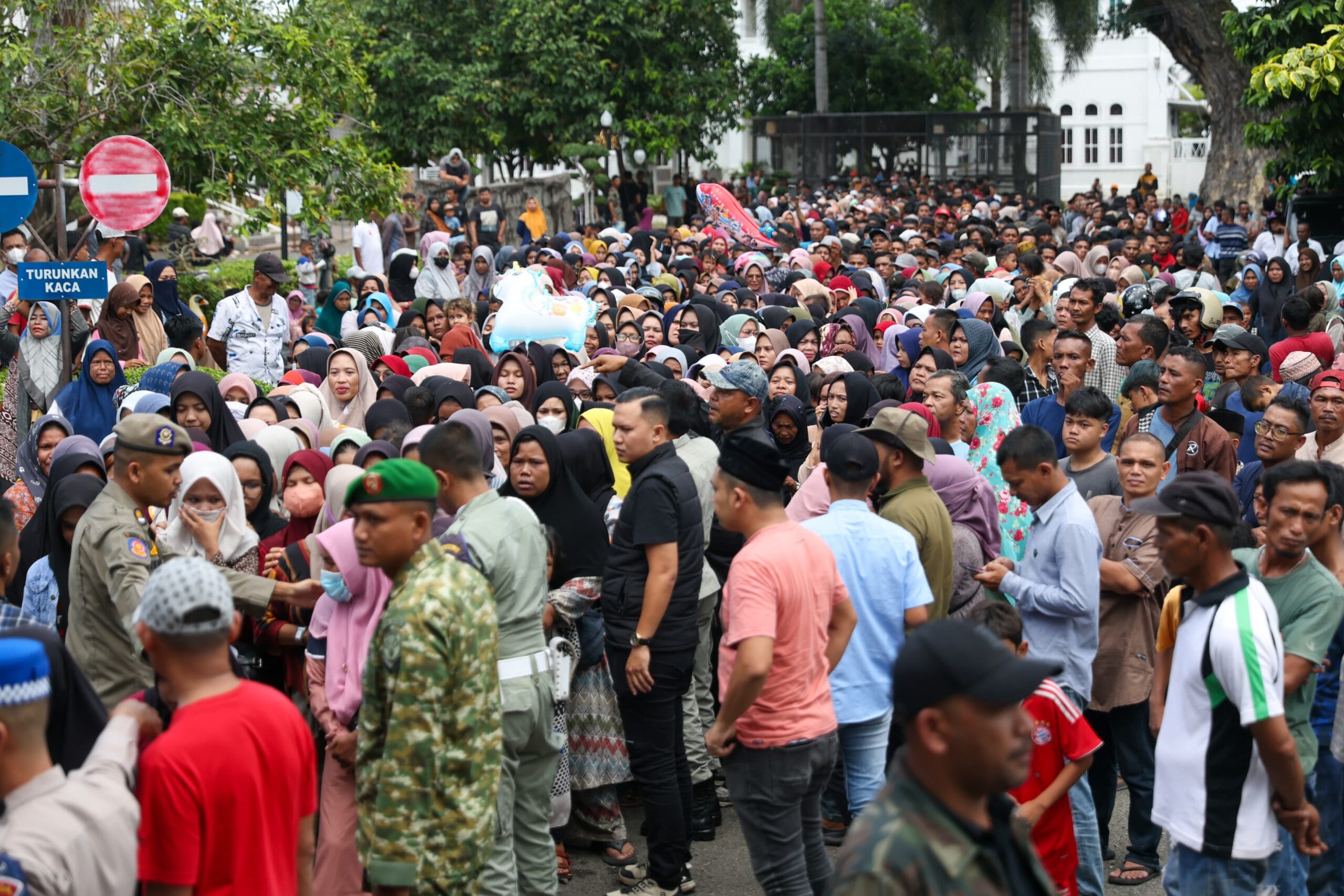Mualem bagikan THR warga Mualem bagikan THR warga