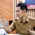 Rehabilitasi lahan pertanian Aceh dengan alat berat dan petani memperbaiki sawah pascabencana