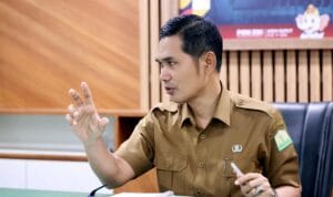 Rehabilitasi lahan pertanian Aceh dengan alat berat dan petani memperbaiki sawah pascabencana