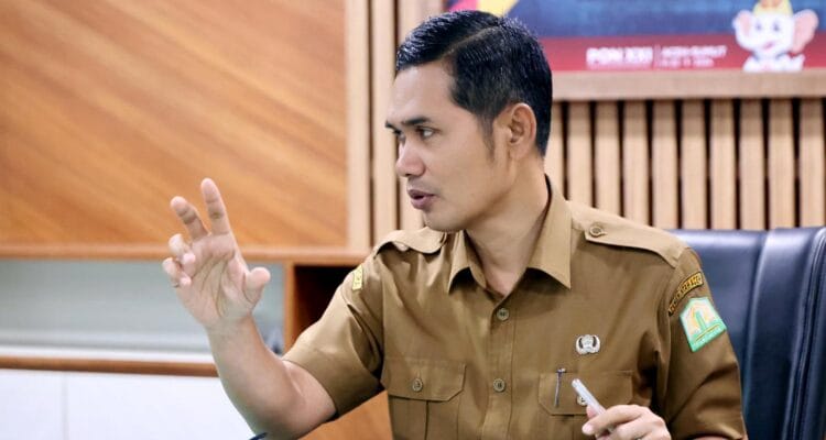 Rehabilitasi lahan pertanian Aceh dengan alat berat dan petani memperbaiki sawah pascabencana