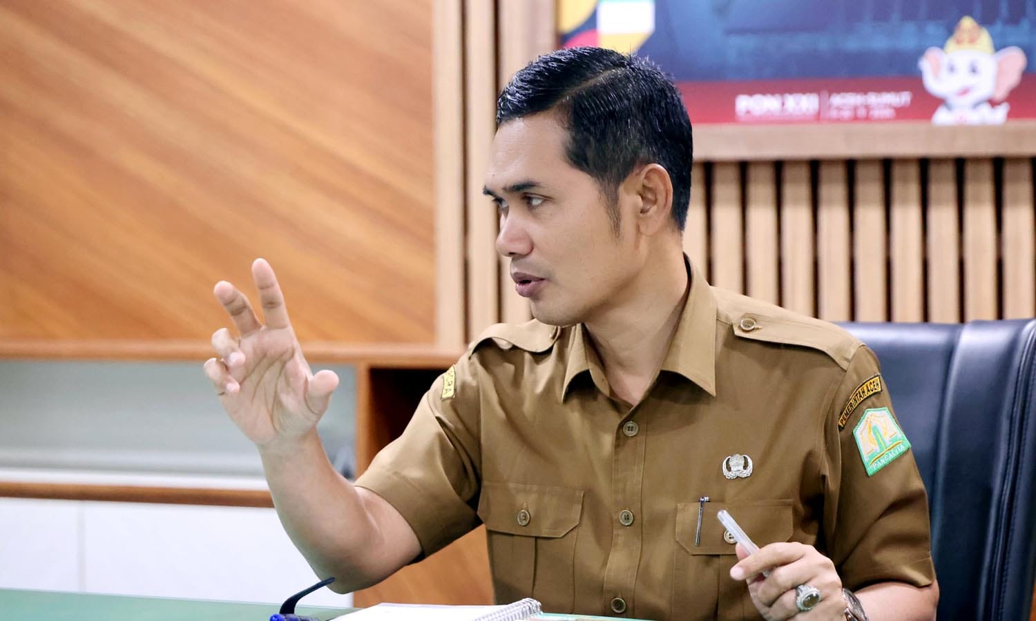 Rehabilitasi lahan pertanian Aceh dengan alat berat dan petani memperbaiki sawah pascabencana