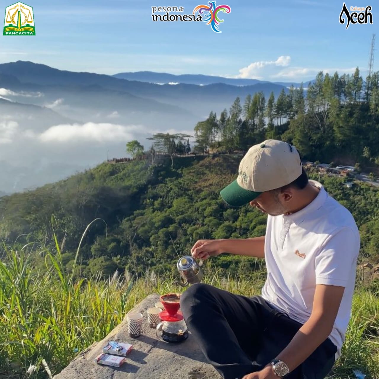 Pantan Terong Gayo negeri atas awan dengan panorama sunrise dan kabut di Aceh Tengah