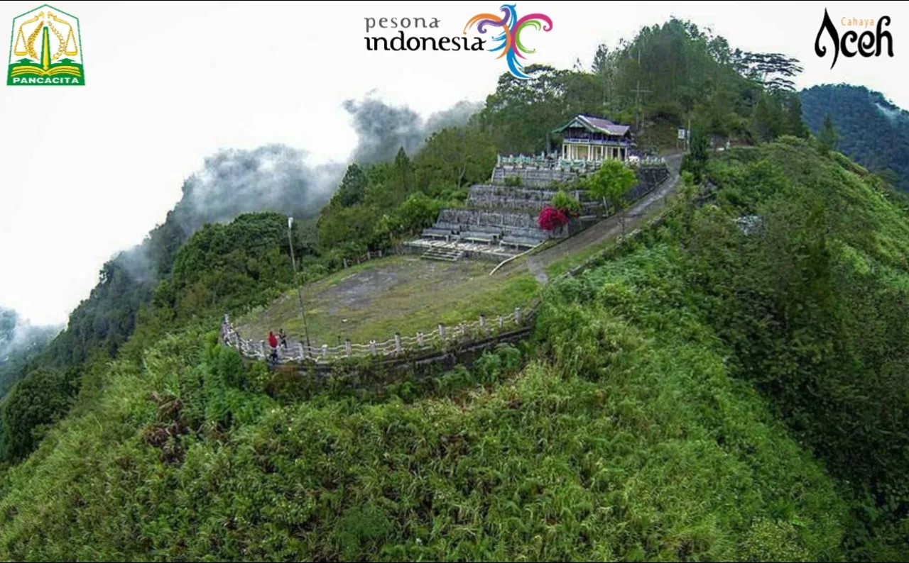 Pantan Terong Gayo negeri atas awan dengan panorama sunrise dan kabut di Aceh Tengah