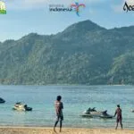 IMG-20260503-WA0018 Pantai Lampuuk Aceh Besar dengan pasir putih, ombak laut, dan wisatawan menikmati aktivitas pantai