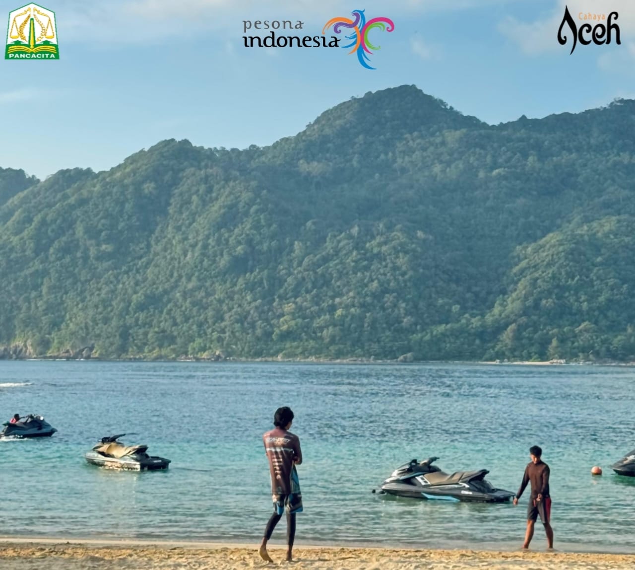 Pantai Lampuuk Aceh Besar dengan pasir putih, ombak laut, dan wisatawan menikmati aktivitas pantai
