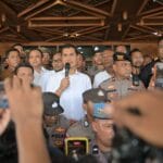 Sekda Aceh bertemu mahasiswa dalam aksi membahas Pergub JKA di depan Kantor Gubernur Aceh
